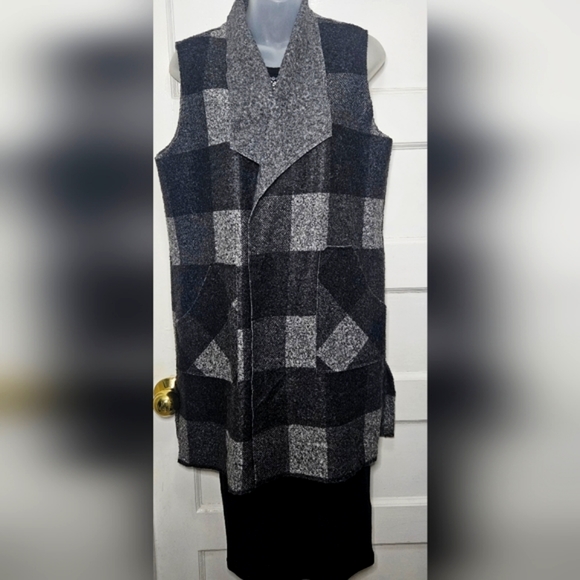 Mode Vin Rouge Fashion Black Grey Check Vest with Side Slits and Pockets - Picture 11 of 13